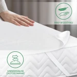 Ochraniacz na materac 120x200 Jason w kolorze białym, leżący na materacu. Zbliżenie na jego fakturę. Widać rękę dotykającą materiału, co podkreśla jego przyjemność w dotyku. Widoczne logo i symbole: miły w dotyku oraz uniwersalne zastosowanie.