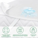 Ochraniacz na materac 140x200 w kolorze białym, leżący płasko, z dwiema widocznymi gumkami na bokach. Materiał jest gładki i odporny na wilgoć, co jest podkreślone wizualnie przez krople wody.