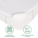 Biały ochraniacz na materac 200x220 cm, pikowany, z luksusowym wzorem. Widoczny kształt z zaokrągleniem na krawędzi, wykonany z miękkiej i elastycznej tkaniny. Produkt leży na materacu, dobrze dopasowany.