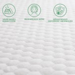 Ochraniacz na materac 160x200 pikowany SOFT-TOUCH w kolorze białym, o fakturze w romby. W widoku z bliska, ukazuje właściwości kosmetyczne oraz regenerujące skórę, z ikonami przedstawiającymi te cechy.