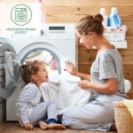 Na zdjęciu widoczna jest mama i dziecko w domowej pralni. Mama podaje białe ręczniki, a dziecko z uśmiechem siedzi na podłodze. W tle pralka i kosz na pranie, na ścianie drewniane panele. Widoczne detergenty w pastelowych kolorach.