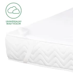 Ochraniacz na materac 80x200 w kolorze białym, leżący na równym tle. Widoczny tekstura dzianiny oraz starannie wykończona krawędź. Dodatkowe elastyczne mocowania z boku. Wymiary i faktura podkreślają jego funkcję ochronną.