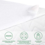 Ochraniacz na materac 140x200 w kolorze białym, z laminowanej tkaniny. Złożony, z widocznymi detalami: grubością gumy w rogach, zapewniającą stabilność. Na jednolitym tle, w centralnej pozycji, eksponujący swoją powierzchnię oraz teksturę.