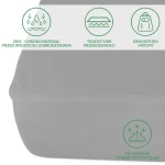 Ochronne prześcieradło z gumką 70x140 w kolorze szarym, wykonane z materiału o gramaturze 140 g/m². Produkt leżący, z gumką, pokazany z boku. Widoczne grafiki ukazujące jego funkcje: ochrona przed wilgocią i zabrudzeniami oraz tradycyjne prześcieradło.