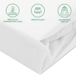 Ochronne prześcieradło z gumką 90x200 cm w kolorze białym, wykonane z materiału o gramaturze 140 g/m². Złożone, widoczne symbole dotyczące regulacji temperatury ciała oraz oddychającego materiału. Ujęcie w zbliżeniu na teksturę tkaniny.