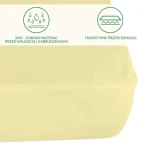 Ochronne prześcieradło z gumką w kolorze kremowym, o wymiarach 200x220 cm, leżące na materacu. Widoczne logo oraz ikony informacyjne dotyczące funkcji ochronnych przed wilgocią i zabrudzeniami. Tło w jednolitym kolorze.