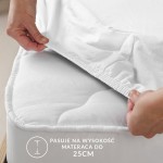 Ochronne prześcieradło z gumką w kolorze białym, ukazane z boku na materacu, z widocznym detalem gumki. Prześcieradło jest w trakcie zakładania, co podkreśla jego elastyczność. Tekst informujący o pasowaniu na wysokość materaca do 25 cm.