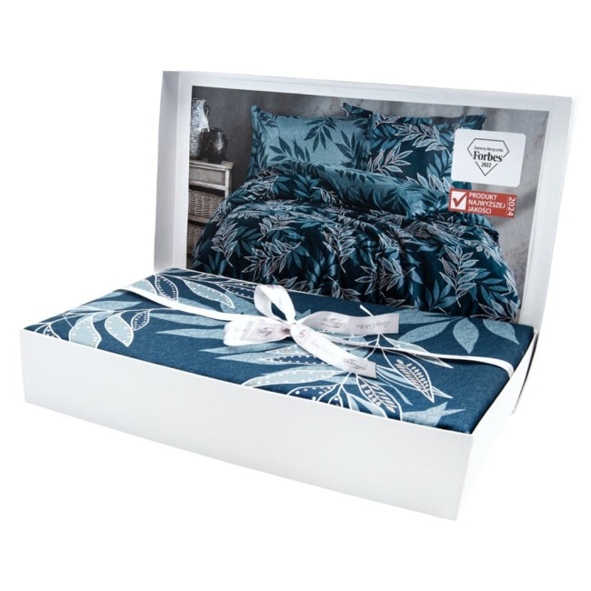 Pościel satyna bawełniana 160x200 Luxury Premium Irene w odcieniach niebieskiego z delikatnym wzorem liści. Produkt leży wewnątrz otwartego opakowania z białą wstążką, a na tle widoczne poduszki w identycznym wzorze. Zestaw zawiera poszwę i poszewki.
