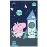Ręcznik przedszkolny 30x50 cm z wizerunkiem różowej świnki w kombinezonie astronauty, stojącej obok rakiety z zielonym dinozaurem w oknie. Tło nocne, z gwiazdami oraz planetami. Grafika kolorowa i dziecięca, stworzona z materiału chłonącego.