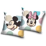 Poszewka dziecięca 40x40 w kolorze białym z wzorem Myszki Mickey i Minnie. Motywy w pastelowych okręgach w odcieniach błękitu, żółci i różu. Wykonana z miękkiego materiału velvet, leżąca na białym tle.