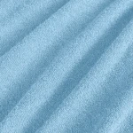 Poszewka frotte 40x40 w kolorze błękitnym, o teksturowanej powierzchni, leżąca na płaskiej powierzchni. Materiał jest miękki i delikatny w dotyku, idealny do wykorzystania w aranżacjach sypialnych.