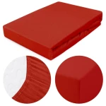 Prześcieradło jersey z gumką 120x200 w intensywnym czerwonym kolorze, leżące płasko. Widoczny detal gumki wokół krawędzi oraz zbliżenie na teksturę materiału. Proste tło umożliwia łatwe dostrzeganie wszystkich cech produktu.