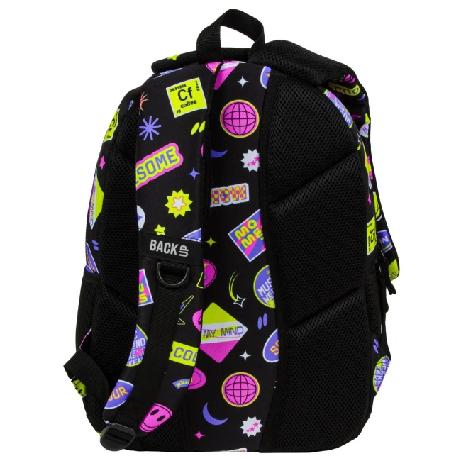Plecak szkolny BackUp Hello w kolorze czarnym, z wyrazistymi, kolorowymi grafikami w stylu pop-art. Ujęcie z boku, ukazuje profil plecaka i logo na pasku. Materiał tekstylny z siatkowymi wstawkami zapewnia wentylację. Idealny dla dzieci.