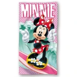 Ręcznik dziecięcy bawełniany 70x140 cm w kolorze różowym z wzorem Myszki Minnie. Rysunek przedstawia Miki surfującą na desce, z zieloną falą w tle.