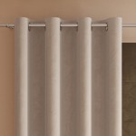 Zasłona gotowa welwetowa w kolorze ciemno kremowym, o wymiarach 140x260 cm, z przelotkami. Widok z przodu, zawieszona na karniszu, z miękką, teksturowaną powierzchnią. Tło w neutralnym odcieniu, podkreślające kolor zasłony.
