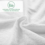 Prześcieradło frotte z gumką w kolorze białym, rozłożone na płasko, z widoczną teksturą materiału. Na zdjęciu umieszczono informację o odporności na przecieranie. Tło jasne, co podkreśla detal produktu.