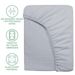 Prześcieradło frotte z gumką 120x200 w kolorze popielatym, leżące na gładkim tle. Widoczna elastyczna guma obszyta wokół brzegu, zapewniająca stabilne dopasowanie. Materiał miękki, teksturowany, idealny do łóżek o standardowym rozmiarze.