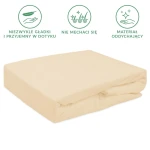 Prześcieradło frotte z gumką 120x200 w kolorze jasnym beżu, leżące płasko, z wyraźną fakturą, wykonaną z materiału oddychającego, z logo i informacjami na tkaninie. Ujęcie z góry, na prostym tle.