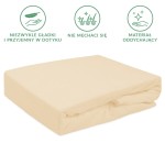 Prześcieradło frotte 90x200 w kolorze jasnym beżu, leżące na białym tle. Produkt ma gładką fakturę, elastyczną gumkę na brzegach. Widoczne cechy: materiał oddychający, brak mechacenia. Złożony, prezentujący standardowy kształt prześcieradła.