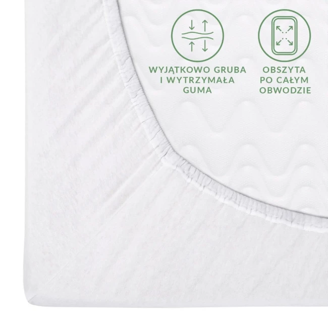 Prześcieradło jersey z gumką 140x200 w kolorze białym, leżące na płasko. Widoczna gruba i wytrzymała guma obwodowa oraz tekst informacyjny na tkaninie: Wyjątkowo gruba i wytrzymała guma oraz Obszyta po całym obwodzie. Tło jednolite.