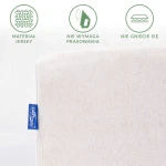 Prześcieradło jersey z gumką 90x200 w kolorze białym, leżące na jasnym tle. Widoczny detal tkaniny oraz niebieska metka. Informacje o materiale, braku potrzeby prasowania i odporności na gniecenie.