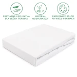 Prześcieradło jersey z gumką 90x200 w kolorze białym, leżące na płaskiej powierzchni. Materiał oddychający, gładka tekstura. Widoczne zagięcia na brzegach, które wskazują na elastyczną gumkę. Tło proste, biały kolor.