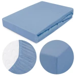 Prześcieradło jersey z gumką 120x200 w błękitnym kolorze. Prezentowane z boku, rozłożone. Widać elastyczne wykończenie oraz teksturę materiału w zbliżeniach. Gładka powierzchnia, idealne do łóżka, pasujące do standardowego materaca.