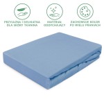 Prześcieradło jersey z gumką 200x220 w kolorze błękitnym, złożone na białym tle. Wykonane z materiału oddychającego, przyjaznego dla skóry. Widoczny gładki, matowy splot tkaniny. Krawędzie są elastyczne, zapewniając dopasowanie do materaca.