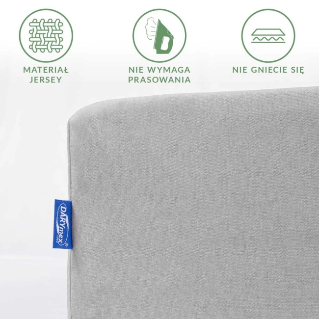Prześcieradło jersey z gumką 120x200 w kolorze popielatym, złożone, widoczne logo ODRYMEX. Materiał nie wymaga prasowania i nie gniecie się. Ujęcie z boku, na jednolitym tle, podkreślające fakturę dzianiny.
