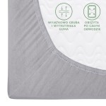 Prześcieradło jersey z gumką w kolorze popielatym, rozmiar 200x220 cm. Zbliżenie na detal górnej krawędzi z elastyczną gumą, obszerną wokół obwodu, w widoku frontalnym. Materiał gładki, z drobną teksturą. W tle jednolite, jasne.