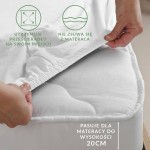 Prześcieradło jersey z gumką 90x200 w kolorze popielatym, rozłożone na materacu. Widoczna gumka utrzymująca je na swoim miejscu, materiał gładki i elastyczny. Zdjęcie ukazuje detal, oraz oznaczenia dotyczące pasowania dla materaców do wysokości 20 cm.