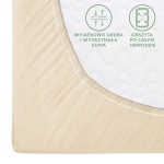 Prześcieradło jersey z gumką w kolorze jasnego beżu, rozmiar 120x200 cm. Widoczna gruba, elastyczna guma obszyta wokół krawędzi, zapewniająca stabilne przyleganie. Materiał o miękkiej fakturze, idealne do użytku domowego.