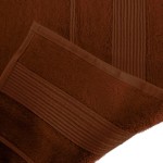 Ręcznik bambusowy 50x90 cm w kolorze czekolady. Tekstylia o gładkiej fakturze, z delikatnymi prążkami na krawędzi. Wysokiej jakości materiał, idealny do łazienki. Stojący w pozycji poziomej, z widocznymi detalami wykończenia.