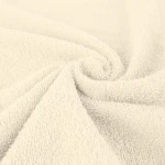 Komplet ręczników z bawełny Solano w eco pudełku, biały, o grubym, teksturowanym splotcie. Widok w zbliżeniu, ukazujący miękką fakturę i detale włókien. Ręczniki złożone, prezentują elegancką prostotę. Idealne do codziennego użytku.