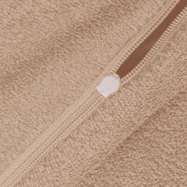 Pościel frotte 200x220 w kolorze beżowym z widocznym zamkiem błyskawicznym. Materiał o miękkiej fakturze, leżący na jednolitym tle. Zbliżenie na zamek i strukturalne detale dzianiny. Idealna do poprawy komfortu snu.