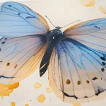 Poszewka satynowa 40x40 cm w kremowym kolorze z dużym, niebieskim motylem. Wzór przedstawia detale skrzydeł z przejrzystymi niebieskimi i pomarańczowymi akcentami. Produkt leży na jasnym tle, ukazując jego fakturę i kolorystykę.