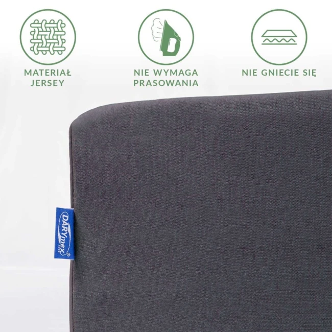 Prześcieradło jersey z gumką 120x200 w kolorze ciemnoszarym, leżące na białym tle. Widoczna informacja o materiale jersey oraz właściwościach: nie wymaga prasowania, nie gniecie się. Logo marki Darymex na metce.