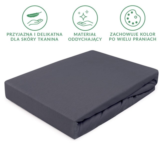 Prześcieradło jersey z gumką w kolorze ciemny szary, rozmiar 200x220 cm, leżące na białym tle. Materiał jest gładki, elastyczny i oddychający. Ujęcie z boku ukazuje zakładkę gumki, co pozwala na łatwe rozłożenie i dopasowanie do materaca.