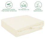Prześcieradło frotte z gumką 180x200 w kolorze ecru, leżące na płasko, z widoczną gładką fakturą materiału. Produkt prezentuje się w złożonej formie, bez dodatkowych dekoracji. Tło neutralne, bez wzorów, podkreślające jego kolor i strukturę.