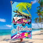 Ręcznik plażowy 100x180 cm z mikrofibry w żywych kolorach: biały, różowy, zielony i niebieski. Z przodu graficzny wzór z samochodem surferskim, napisem Aloha Love oraz kwiatowymi akcentami. Ułożony frontalnie, trzymany przez osobę na tle plaży.
