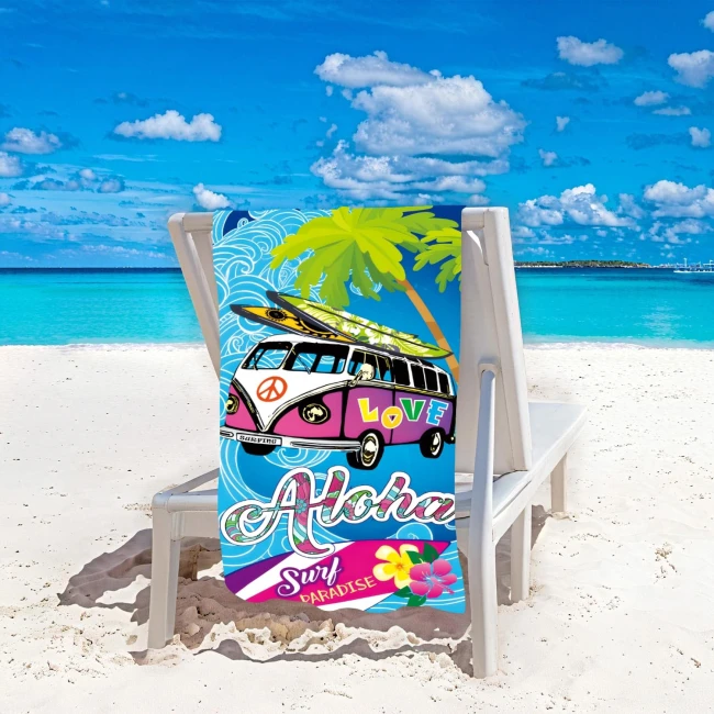 Ręcznik plażowy 100x180 cm Aloha Love z mikrofibry, w pastelowych kolorach z motywem surfingowym. Obrazek przedstawia autobus w stylu retro z napisem Love oraz palmami, na tle plaży i błękitnego morza. Produkt leży na leżaku.