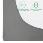 Prześcieradło flanelowe z gumką 120x200 w kolorze szarym, widok z góry na detal, z widoczną teksturą szczotkowanej tkaniny. Gumka obszyta po całym obwodzie zapewnia stabilność i łatwe dopasowanie do materaca. Tło białe.