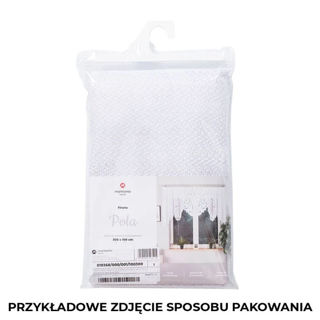 Firana gotowa POLA, żakardowa, w kolorze białym, rozmiar 300x160 cm, zapakowana w przezroczystą torbę. Na opakowaniu widoczny obrazek aranżacji okna z firaną. Etykieta zawiera nazwę produktu oraz kod. Produkt w pozycji pionowej.