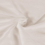 Pościel satyna bawełniana 160x200 w kolorze kremowym, z widocznym delikatnym, teksturowanym wzorem w cienkie paski. Fabrycznie złożona, ujęcie z bliska na fakturę materiału, podkreślająca jego gładkość i subtelność.