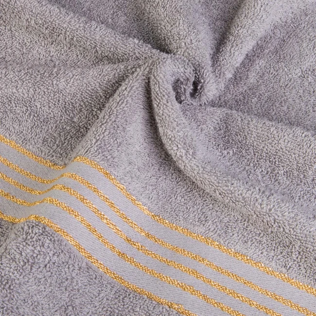 Komplet ręczników z bawełny w eco pudełku krem i szary z bordiurą w złote paski 500 g/m2 TIWANO 6 kpl.