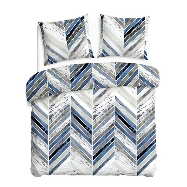 Pościel bawełniana 220x200 Bluewave w niebieskim geometrycznym wzorze, złożona na łóżku. Komplet zawiera poszewki na poduszki w tym samym wzorze, z wyraźnymi, ukośnymi pasami w odcieniach niebieskiego, szarości i bieli.