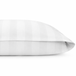 Biała pościel hotelowa bawełniana 160x200 z pasami 2 cm. Widoczna zaszewka i tkanina o gładkiej fakturze. Zdjęcie zbliżeniowe pokazuje detal poduszki, leżącej na białym tle. Brak widocznych napisów lub logo.