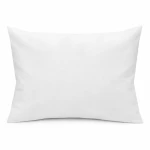 Poszewka hotelowa na poduszkę 70x80 cm, z gładkiego materiału, w kolorze białym. Produkt leży na płaskiej powierzchni, w pełni widoczny, bez wzorów czy dekoracji. Krawędzie poszewki lekko zaokrąglone.