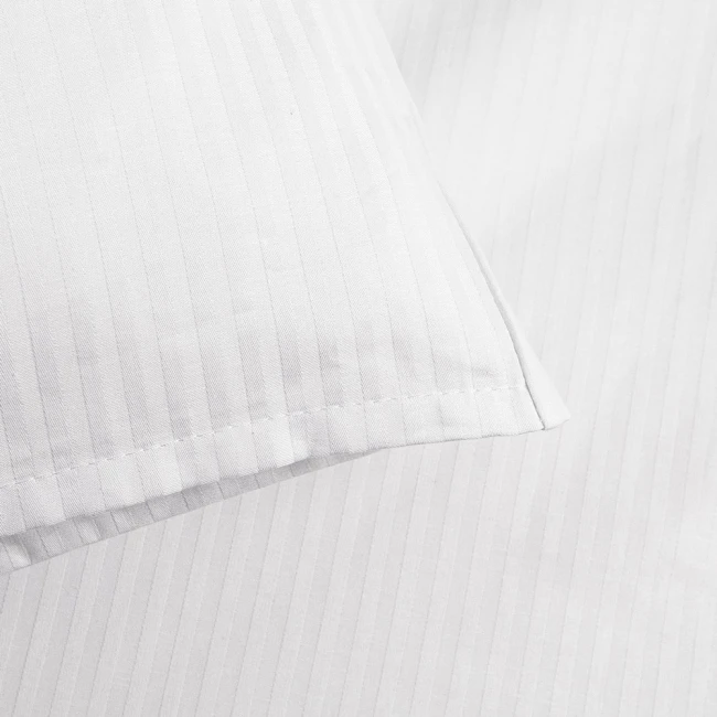 Poszewka na poduszkę 50x60 cm w kolorze białym z subtelnym wzorem pasków o szerokości 4 mm. Ujęcie z przodu, produkt leży płasko. Widoczny detal szwu na krawędzi poszewki. Tło jasne, jednolite.