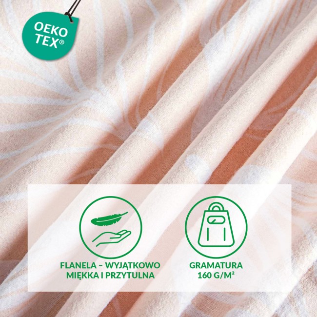 Pościel flanelowa 220x200 w pudrowym różu z białymi liśćmi, rozłożona na łóżku. Materiał ma miękką, teksturowaną powierzchnię. Wzór liściowy jest subtelny, dominujący w odcieniach różu i bieli. Produkt leży w złożeniu, ukazując detale.